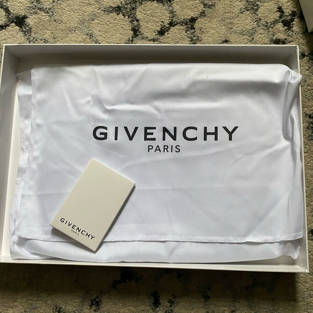 ‼️SOLD‼️GIVENCHY Black and White Plaid Pouch (UNISEX)‼️SOLD‼️ - Picture 2 of 9